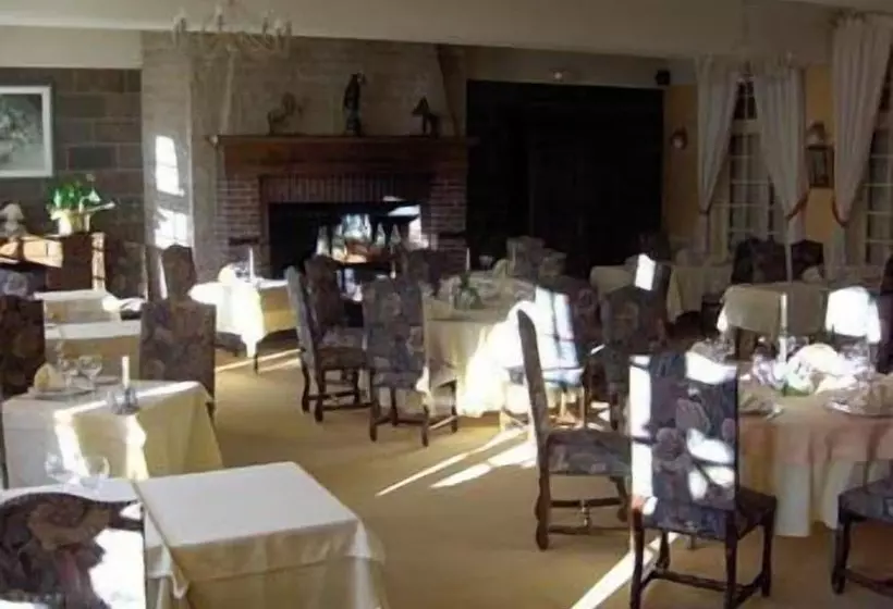 Hotelli Logis Hôtel & Restaurant   Auberge De La Forêt