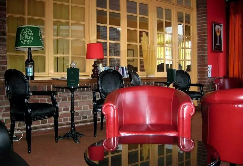 Hotelli Logis Hôtel & Restaurant   Auberge De La Forêt