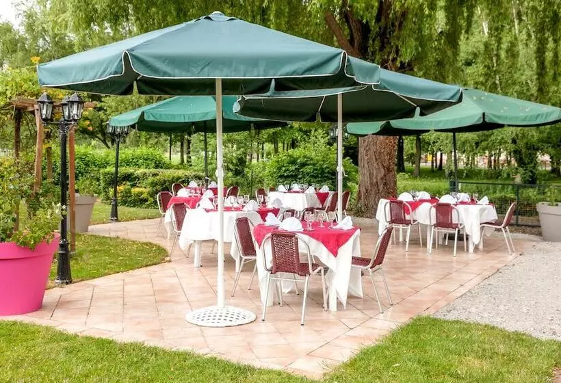 Hotelli Logis Auberge Le Petit Pont