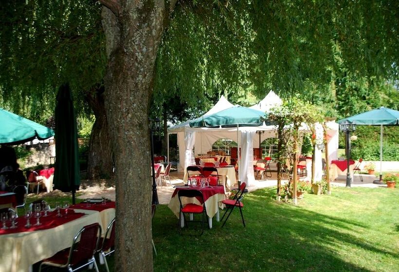 فندق Logis Auberge Le Petit Pont