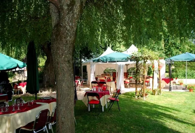 Hotelli Logis Auberge Le Petit Pont