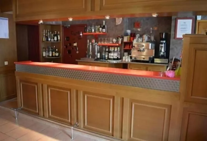 Hotelli Logis Auberge Le Petit Pont