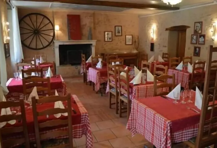 Hotelli Logis Auberge Le Petit Pont