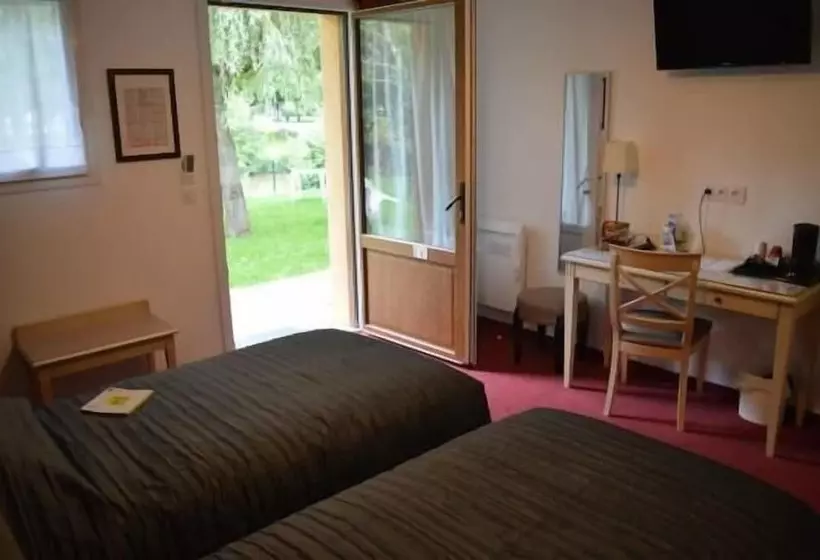 Hotelli Logis Auberge Le Petit Pont