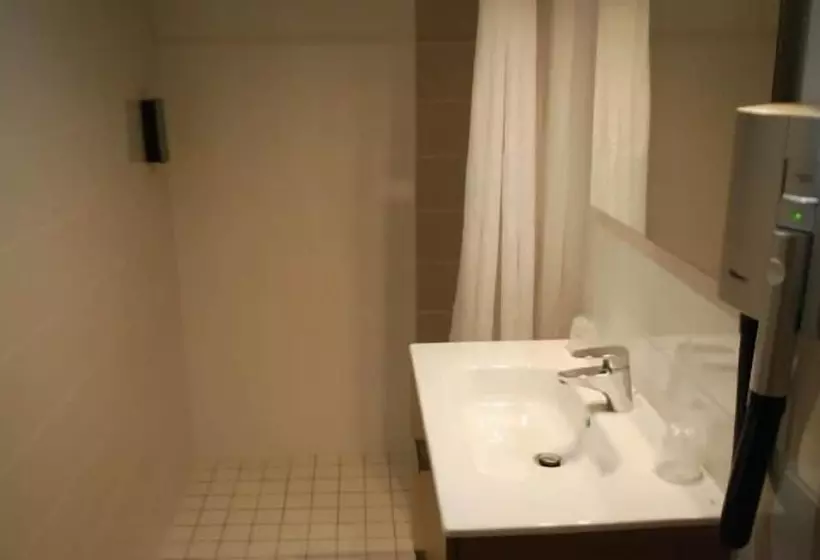 Hotelli Logis Auberge Le Petit Pont