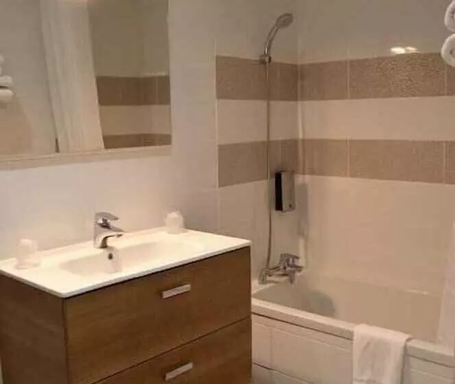 Hotelli Logis Auberge Le Petit Pont