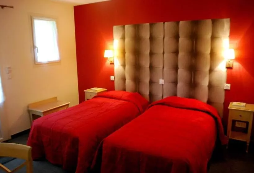 Hotelli Logis Auberge Le Petit Pont