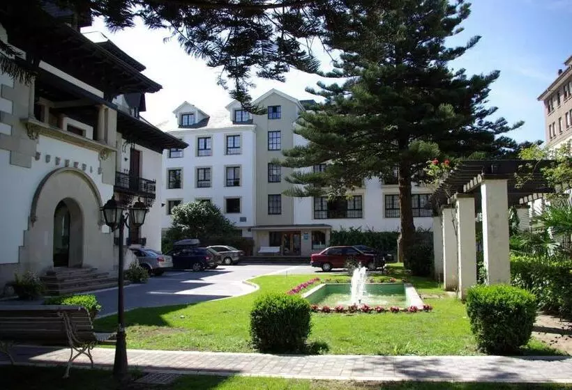 Y Apartamentos Arias