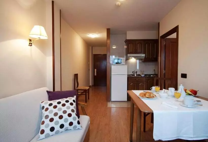 Y Apartamentos Arias