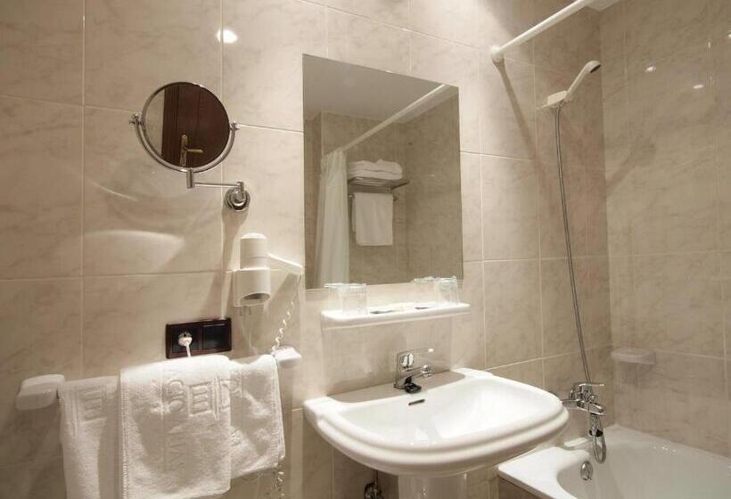 Y Apartamentos Arias