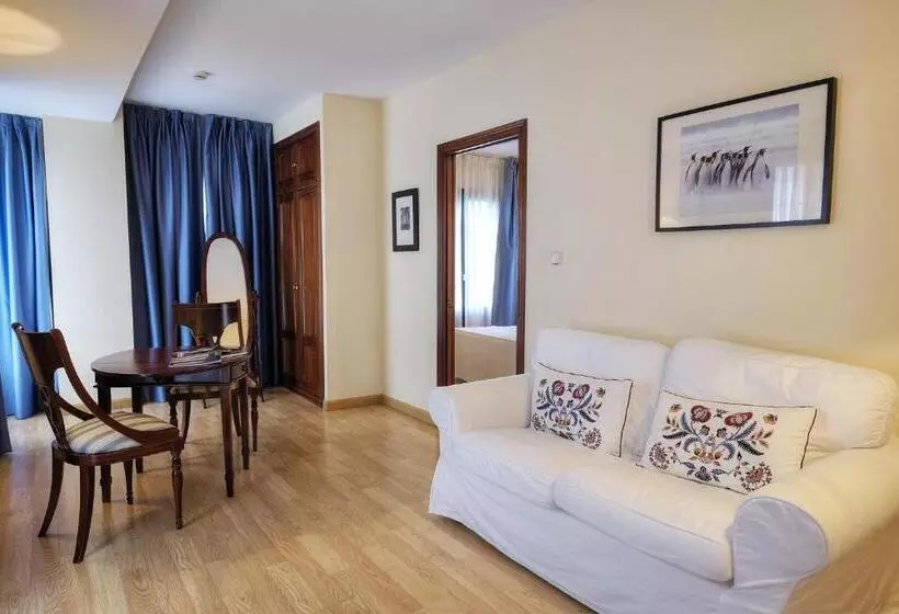 Y Apartamentos Arias