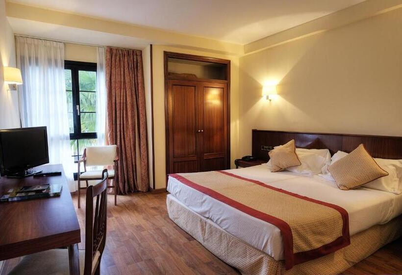 Y Apartamentos Arias