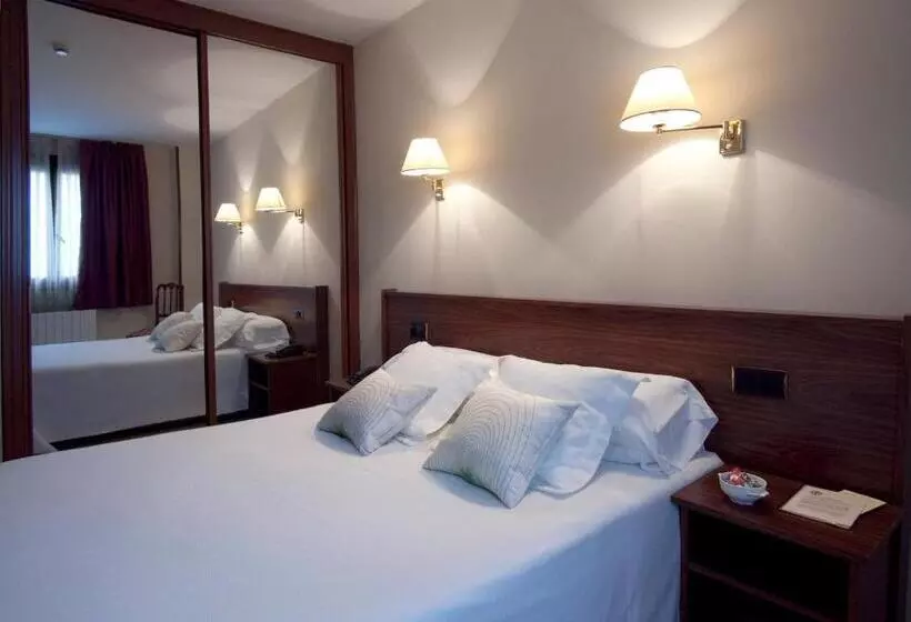 Y Apartamentos Arias