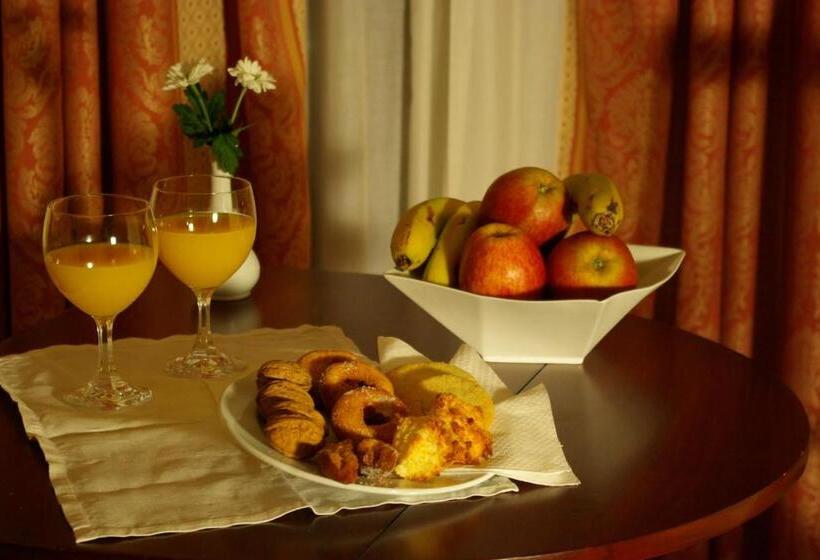 Y Apartamentos Arias