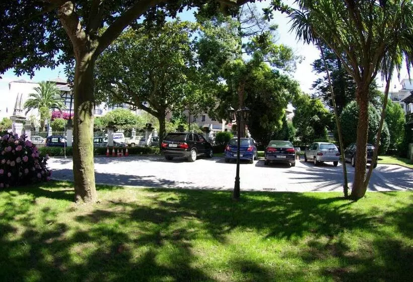 Y Apartamentos Arias