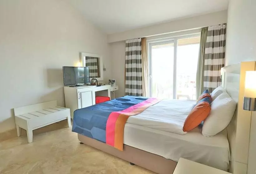 Hotelli Crystal Boutique Beach & Resort   Adult Only