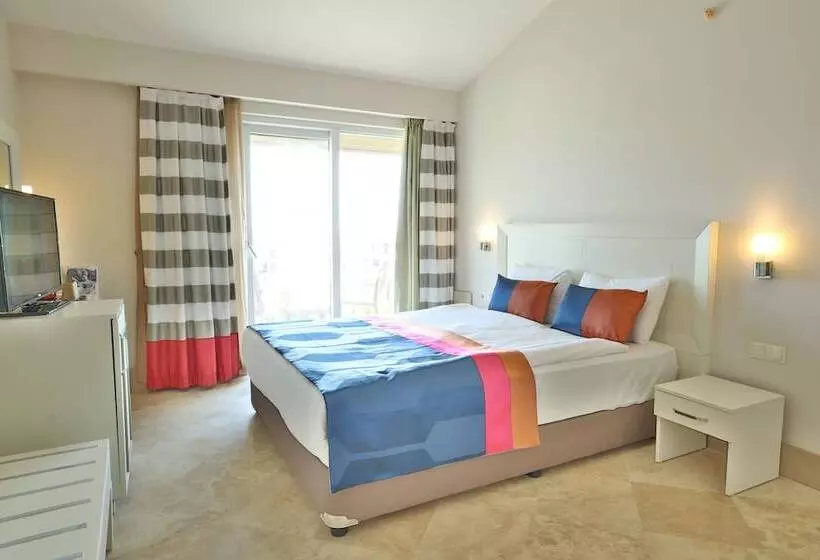 Hotelli Crystal Boutique Beach & Resort   Adult Only