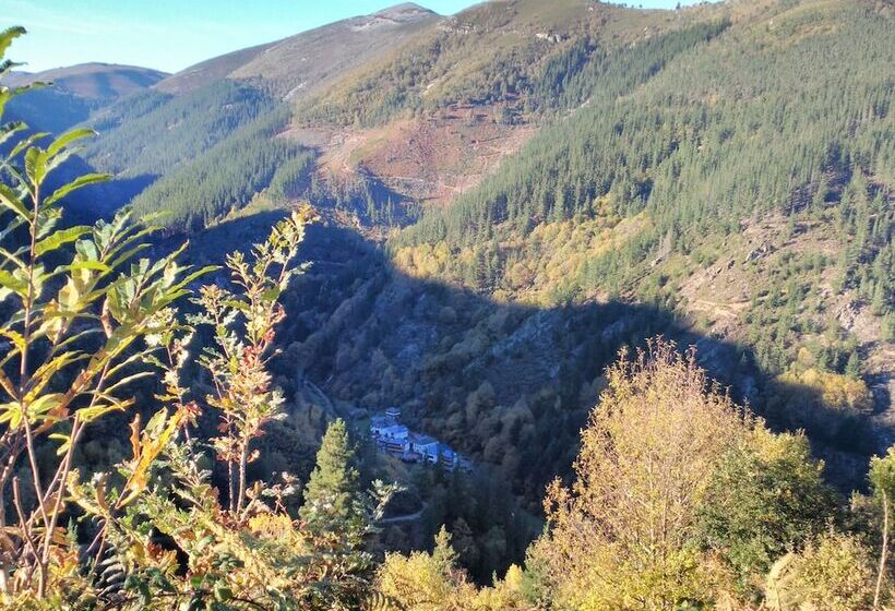 ホテル Rural Las Montañas De Pumar