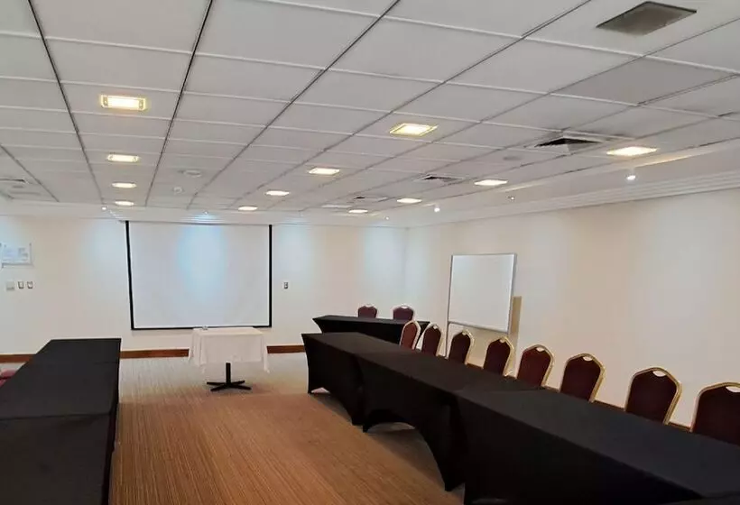 ホテル Diego De Almagro Calama Express