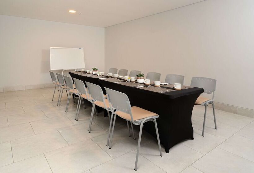 בית מלון כפרי Hilton Garden Inn Cali Ciudad Jardin