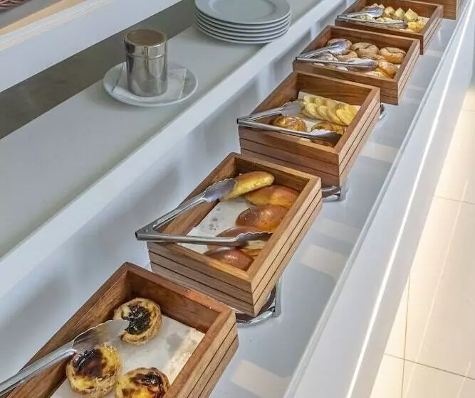 ホテル Meliá Maputo Sky