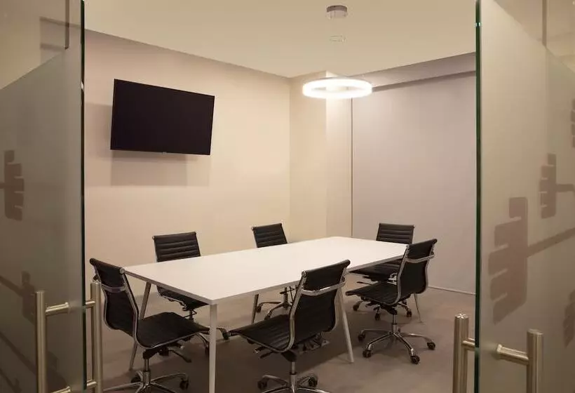 ホテル Fiesta Inn Express Monterrey Centro