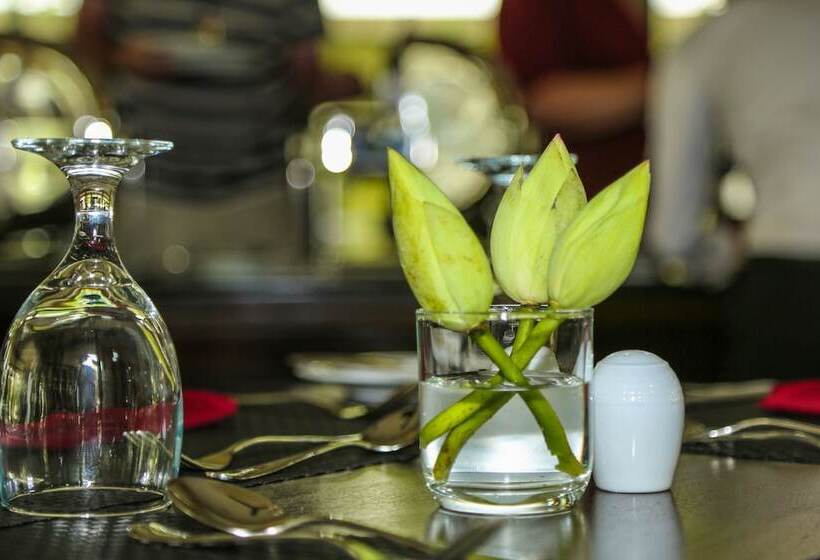 בית מלון כפרי Oak Ray Wild Yala