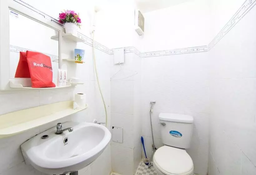 هتل Reddoorz Near Tan Son Nhat Airport 3