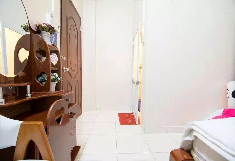 هتل Reddoorz Near Tan Son Nhat Airport 3