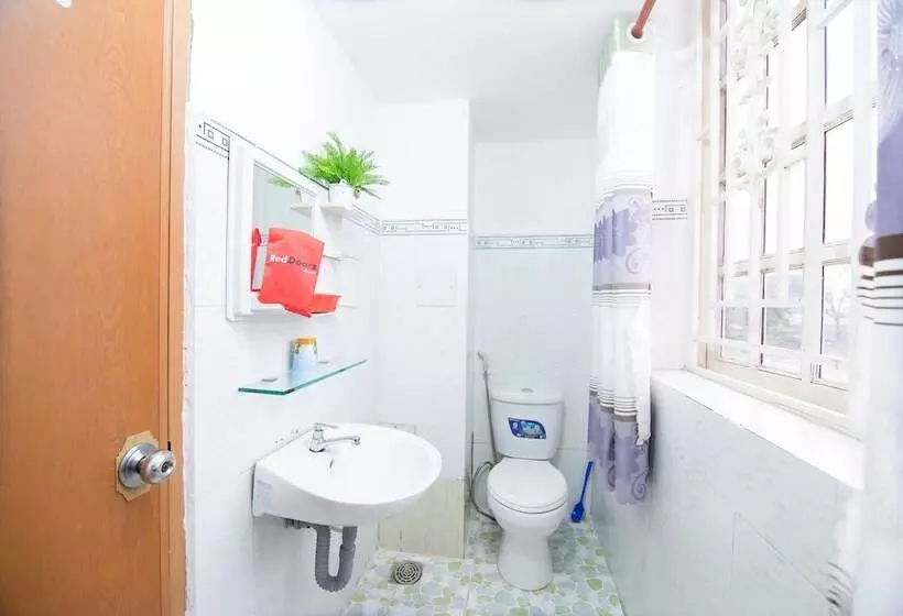 هتل Reddoorz Near Tan Son Nhat Airport 3