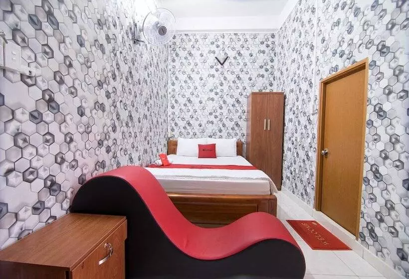 هتل Reddoorz Near Tan Son Nhat Airport 3