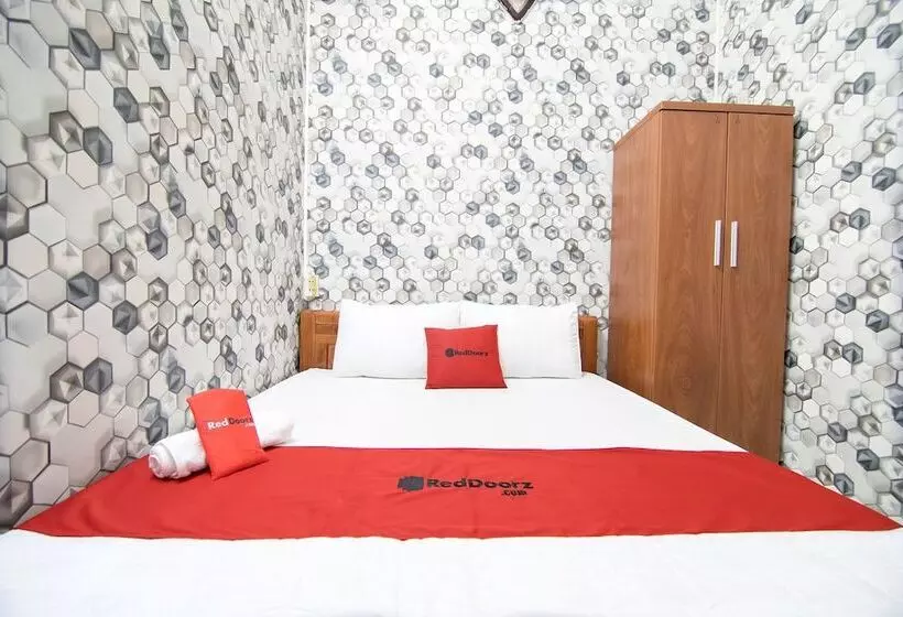هتل Reddoorz Near Tan Son Nhat Airport 3