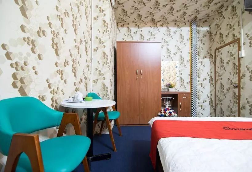 هتل Reddoorz Near Tan Son Nhat Airport 3