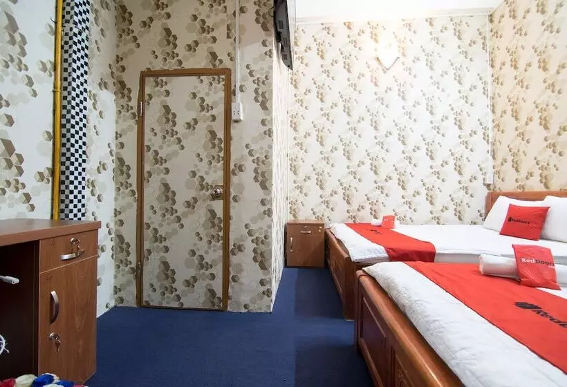 هتل Reddoorz Near Tan Son Nhat Airport 3