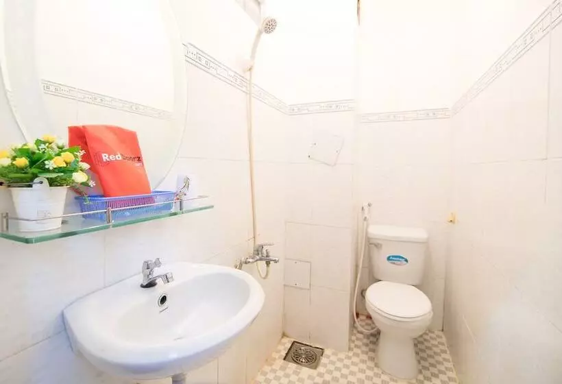 هتل Reddoorz Near Tan Son Nhat Airport 3