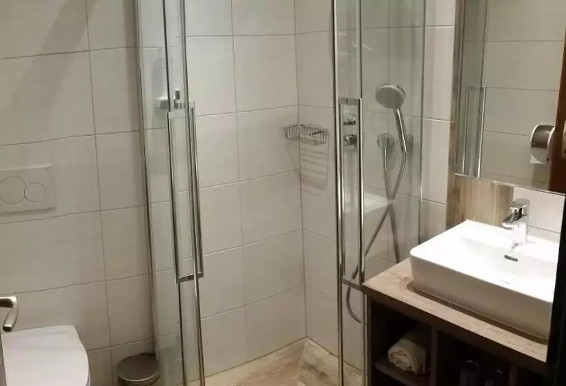 ペンション Gasthof   Restaurant Löcker