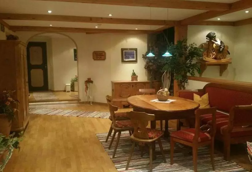 ペンション Gasthof   Restaurant Löcker