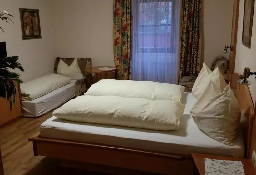 ペンション Gasthof   Restaurant Löcker