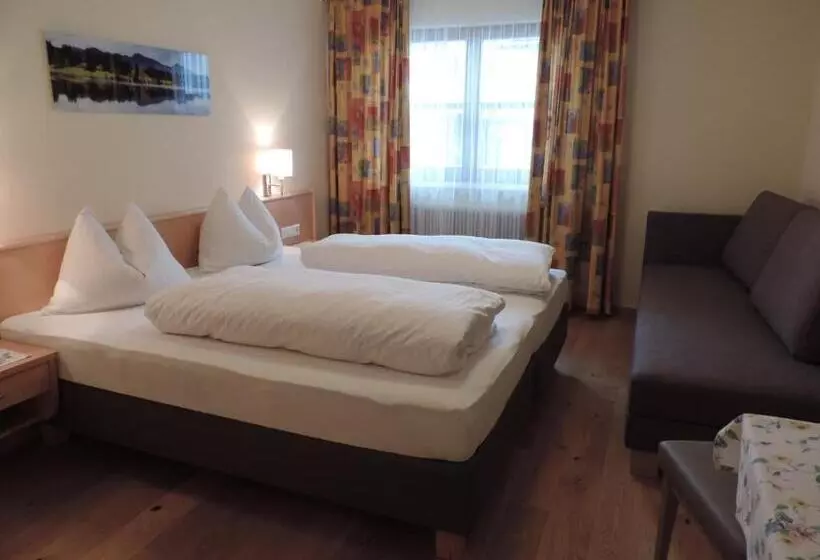 ペンション Gasthof   Restaurant Löcker