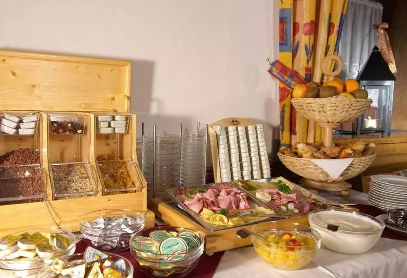 ペンション Gasthof   Restaurant Löcker