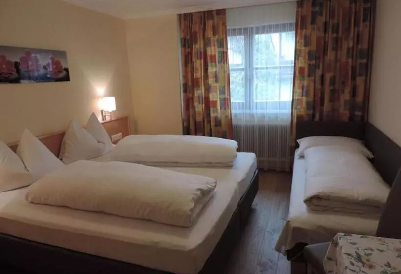 ペンション Gasthof   Restaurant Löcker