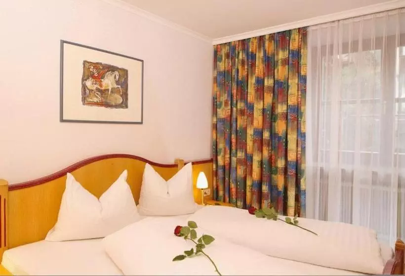 ペンション Gasthof   Restaurant Löcker