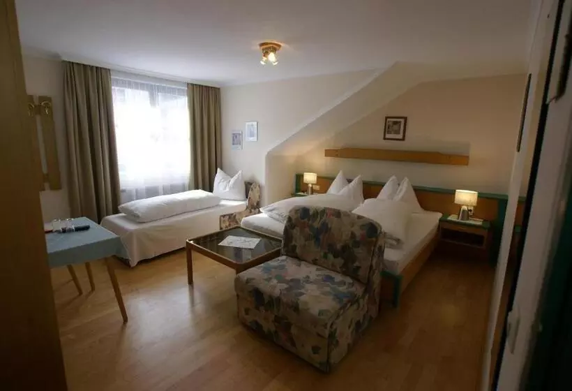 ペンション Gasthof   Restaurant Löcker