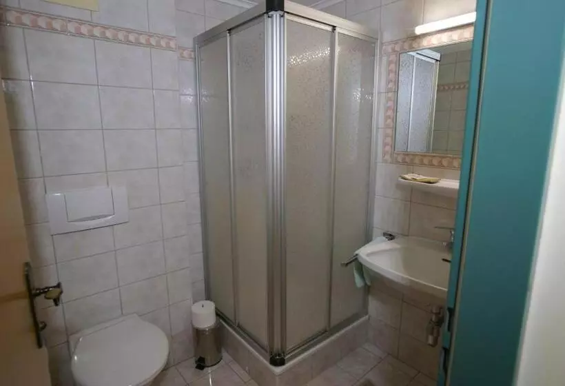 ペンション Gasthof   Restaurant Löcker