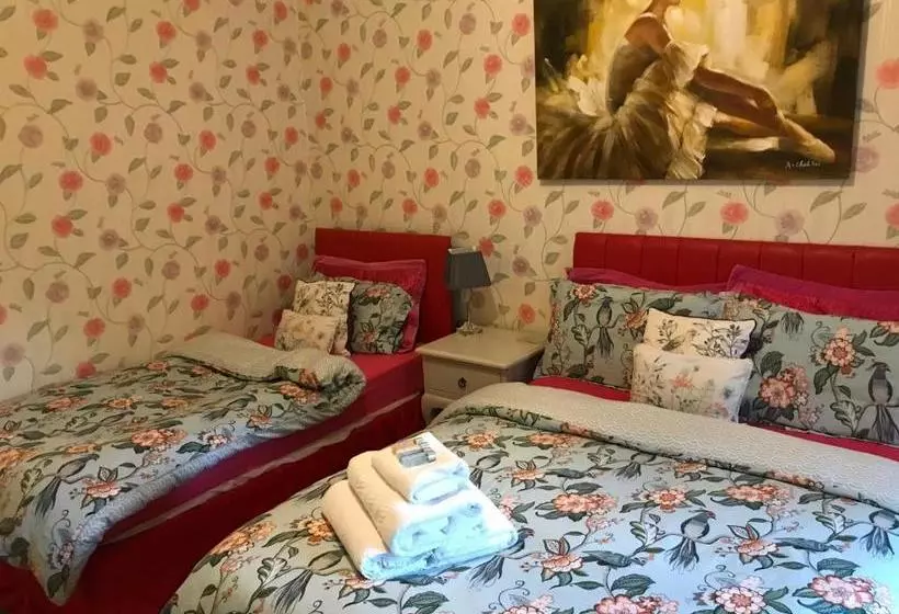 Majatalo Redwood Lodge