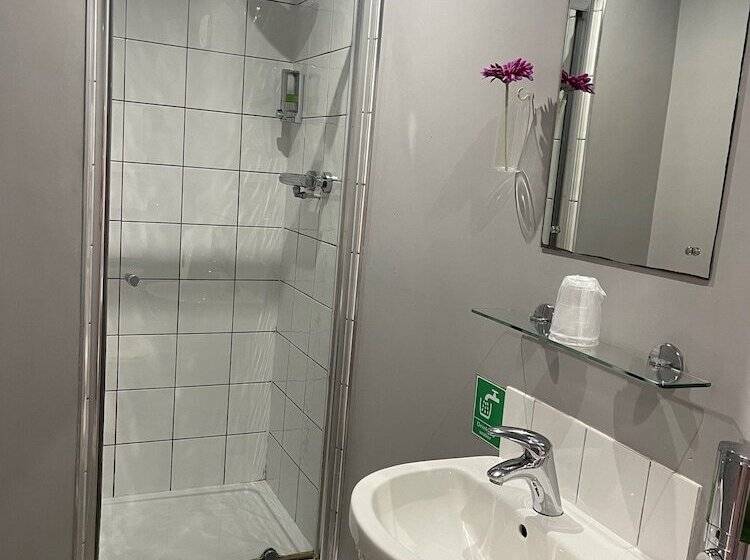 بنسيون The Railway Sleeper Lodge