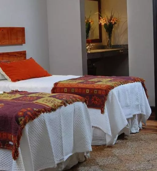 Río Arriba Suites & Apartments & Restó