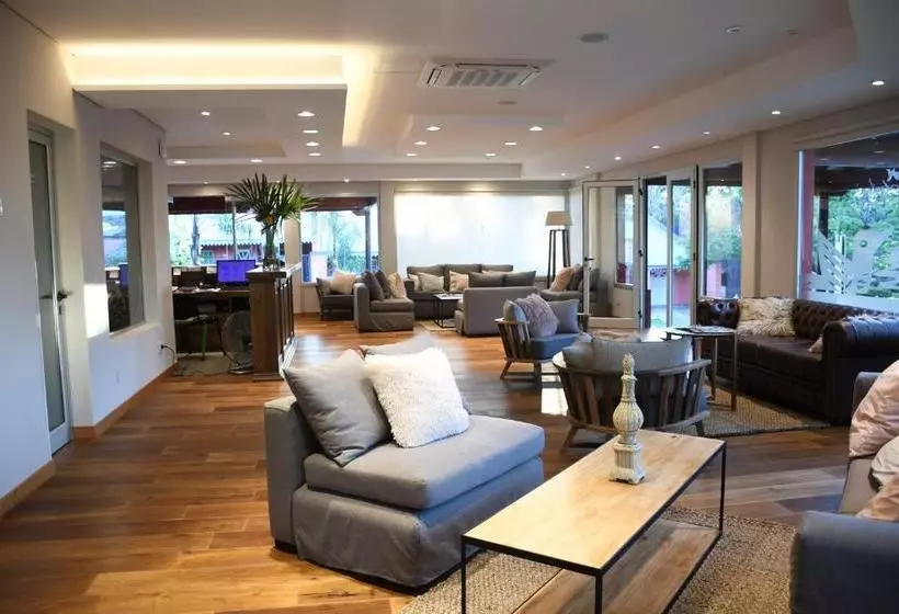 Río Arriba Suites & Apartments & Restó