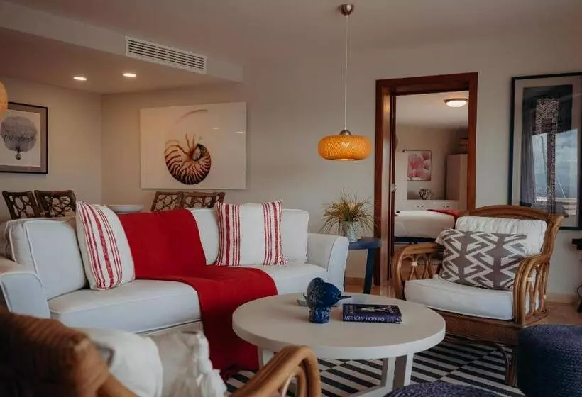 The Bannister Hotel & Yacht Club By Mint