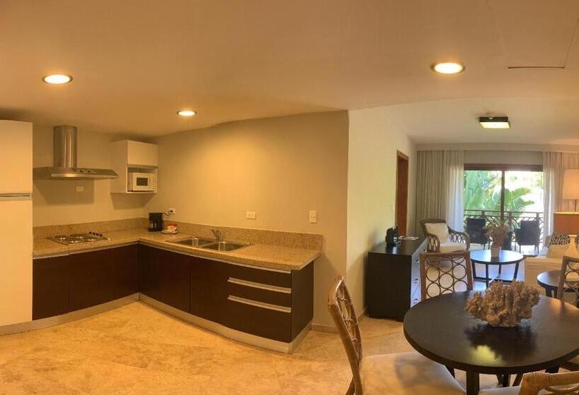 The Bannister Hotel & Yacht Club By Mint